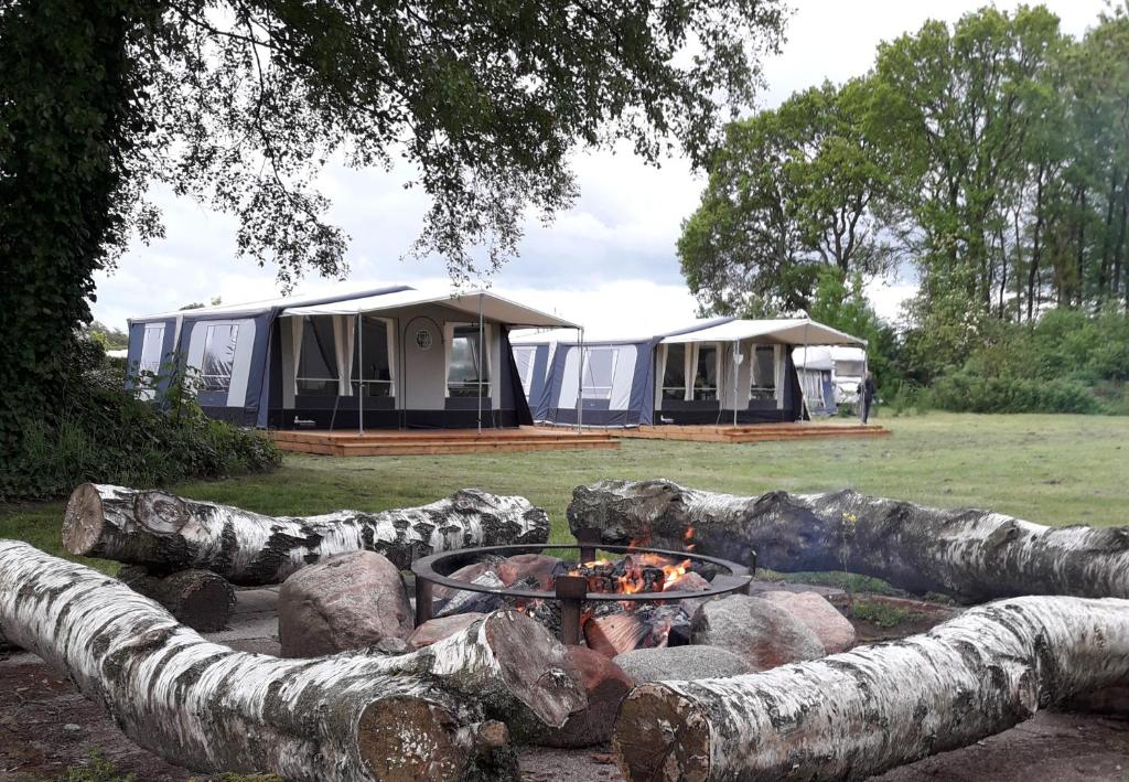 Glampingtelte med terrasser ved bålstedet