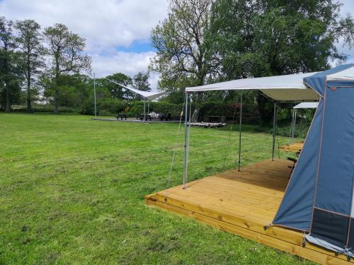 Telt med terrasse på et grønt område af Asaa Camping