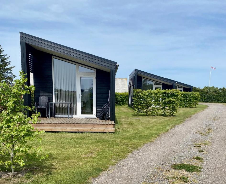 Komforthytte med terrasse på Asaa Camping